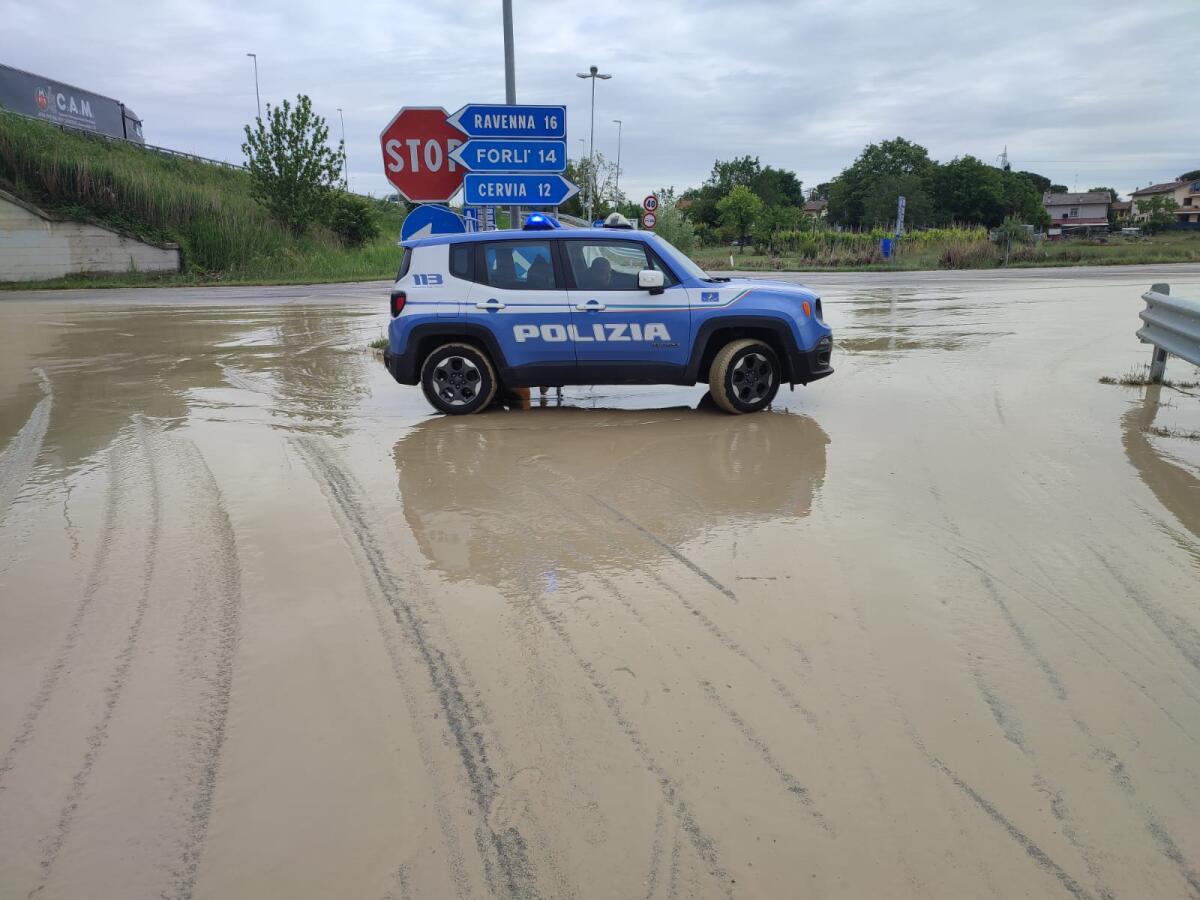 Maltempo, la Polizia Stradale di Latina in aiuto dell'Emilia Romagna - 