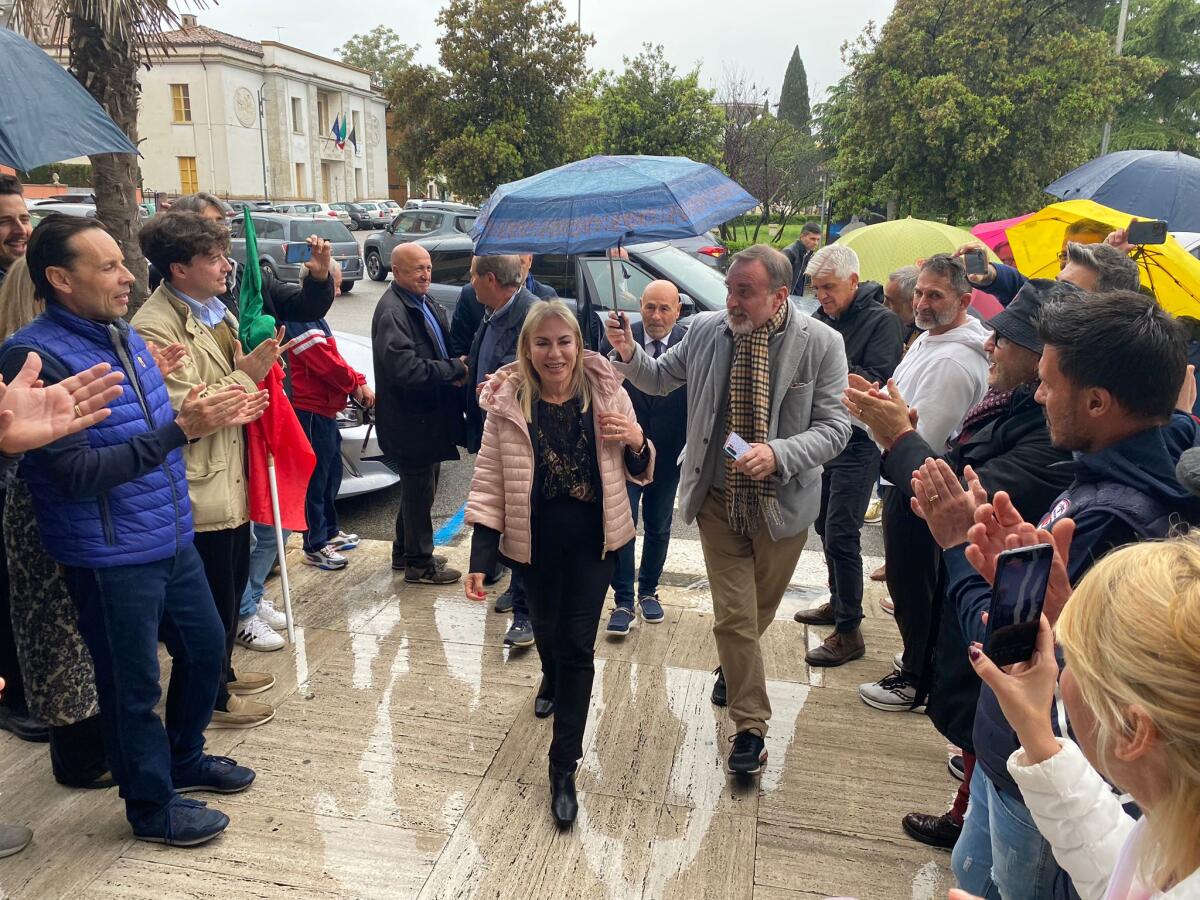 Matilde Celentano è la prima sindaca donna di Latina. Sbaraglia con il 70,6% di voti. Coletta si congratula: "La città ha scelto in modo chiaro". - 