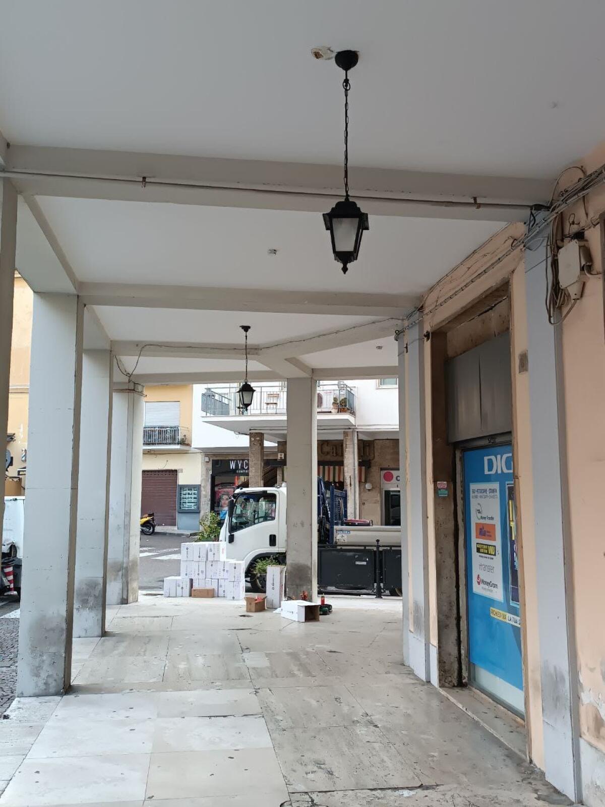 A Velletri dopo 19 anni sostituite le lanterne sottostanti i portici di piazza Cairoli - 