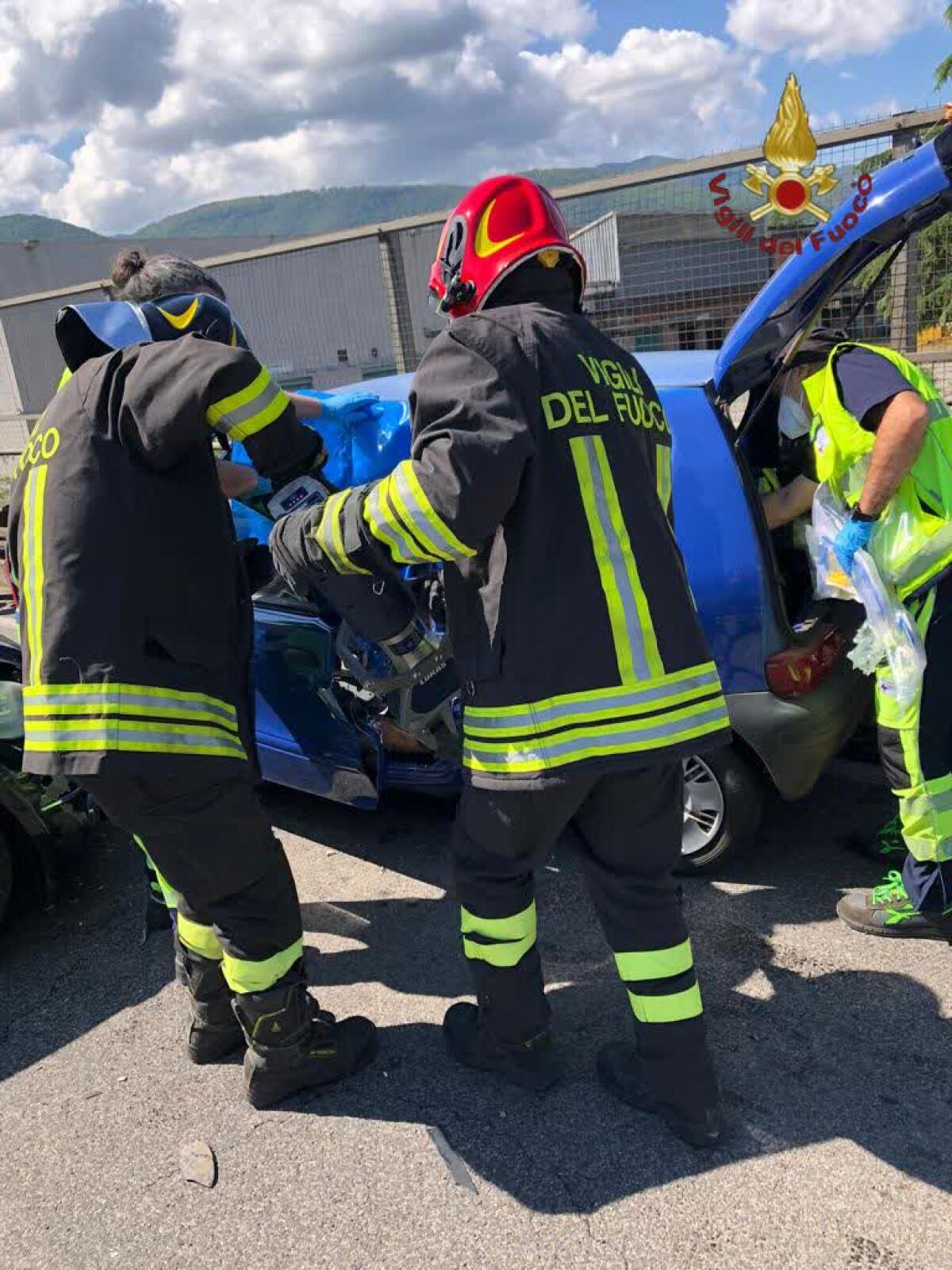 Incidente sulla via Casilina a Colleferro: tre feriti, una donna estratta dalle lamiere dai vigili del fuoco. - 