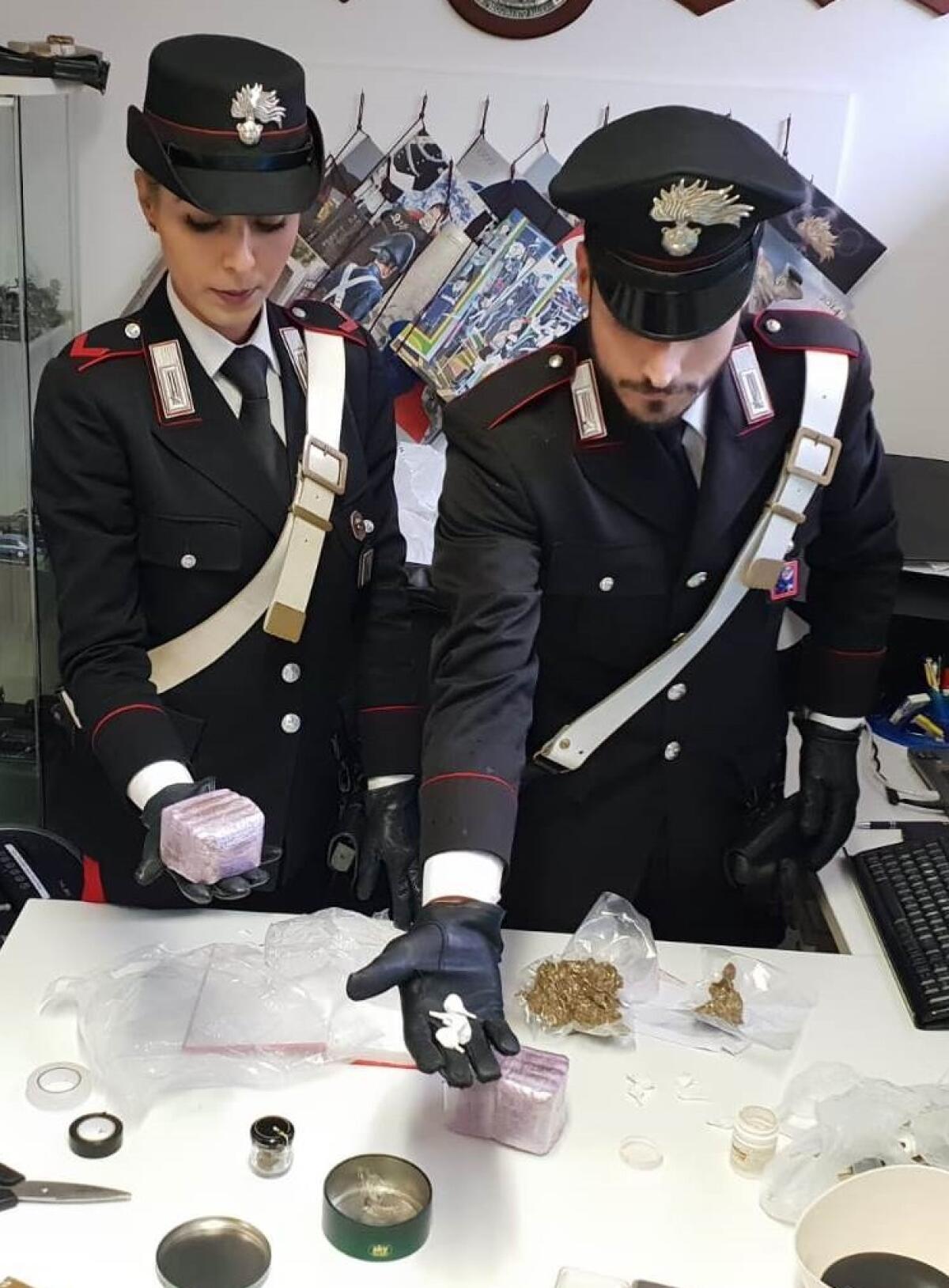 Ai domiciliari, nascondeva in casa 91 involucri di cocaina: I Carabinieri di Frascati arrestano una 38enne. - 