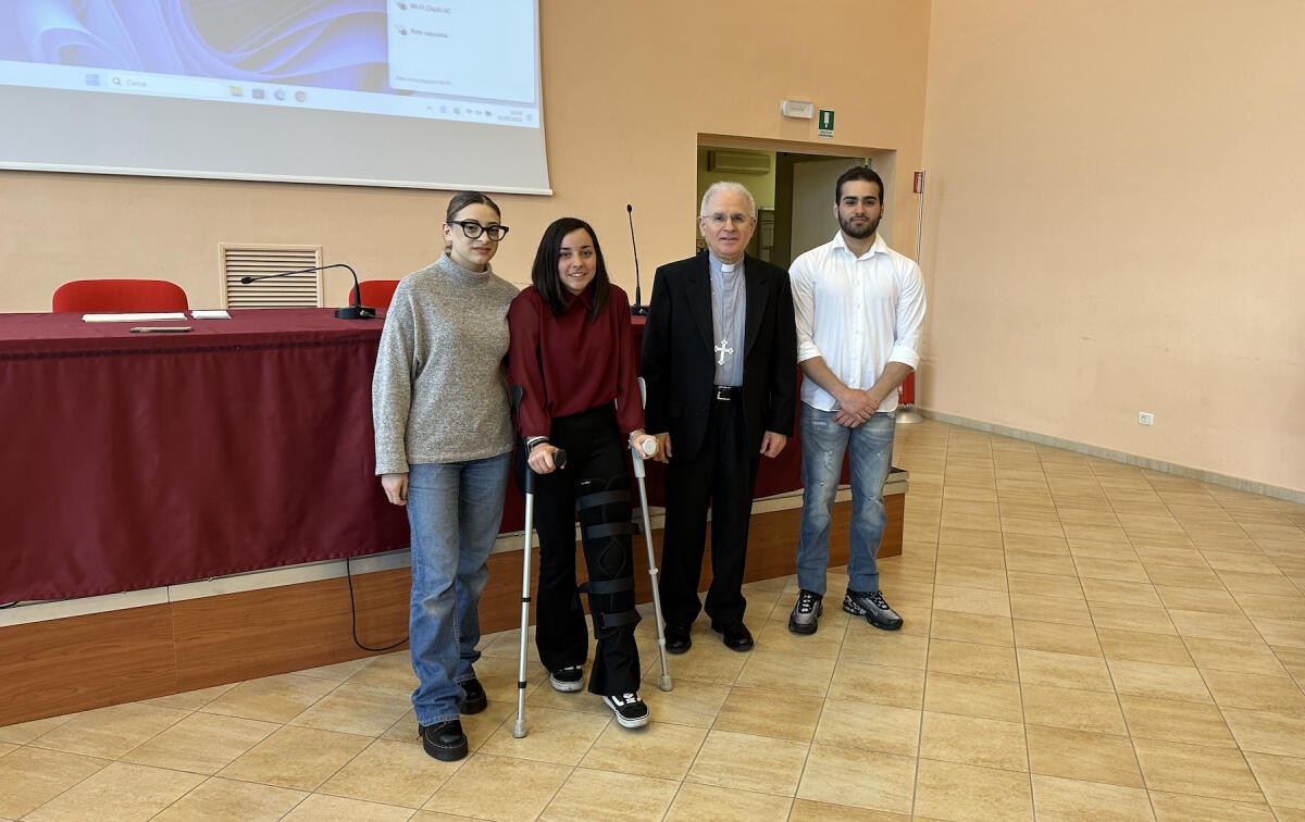 Giovani e lavoro, il vescovo Mariano Crociata ha premiato i vincitori del corso "Un anno per il tuo futuro" - 