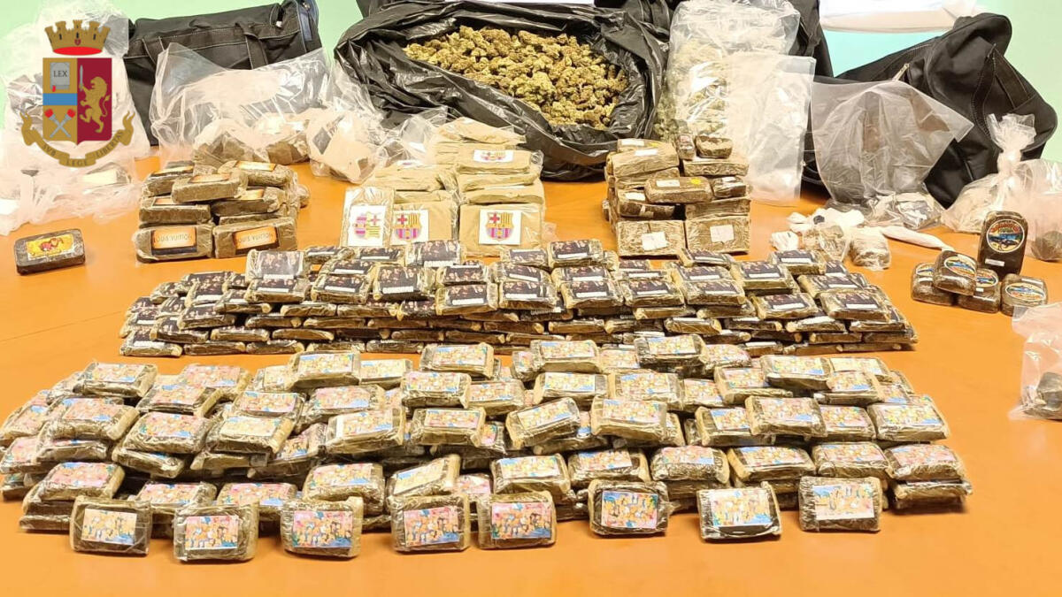 Un box di un parcheggio multipiano usato come base di spaccio. Arrestati 2 giovani - 