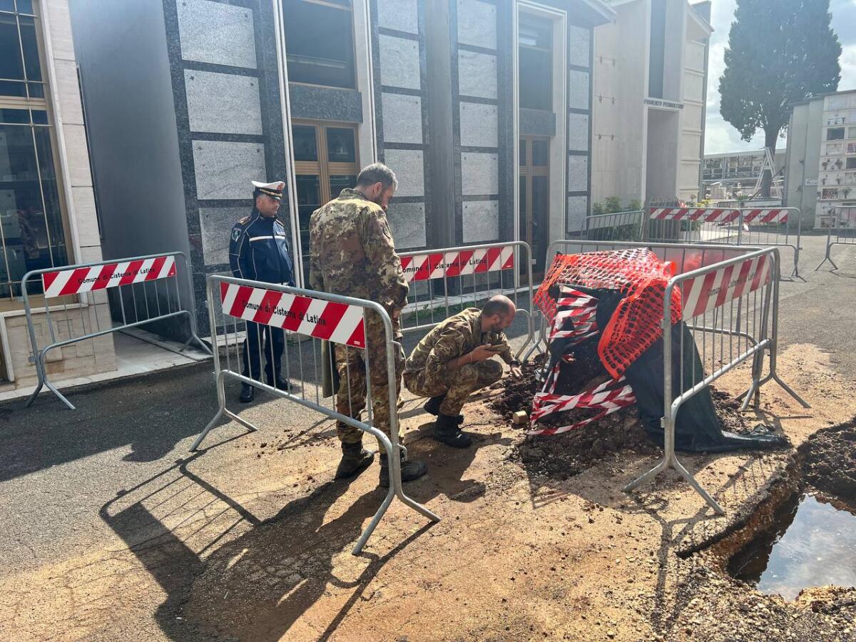 Fatto brillare il proiettile di mortaio rinvenuto nel cimitero di Cisterna. Gli artificieri recuperato un secondo ordigno. - 