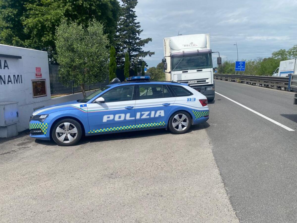 "C'è un mezzo pesante che procede a zig zag sulla Pontina", la Stradale interviene e ferma l'autotrasportare. Multato - 