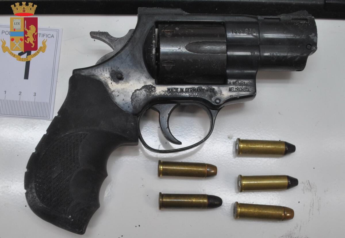 Anzio. Sequestrati circa 2 chili di hashish e un revolver risultato rubato, 28enne in arresto - 