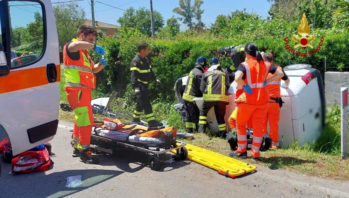 Scontro tra due auto in via Sabotino a Latina: un Doblò finisce fuori strada, grave il conducente. - 