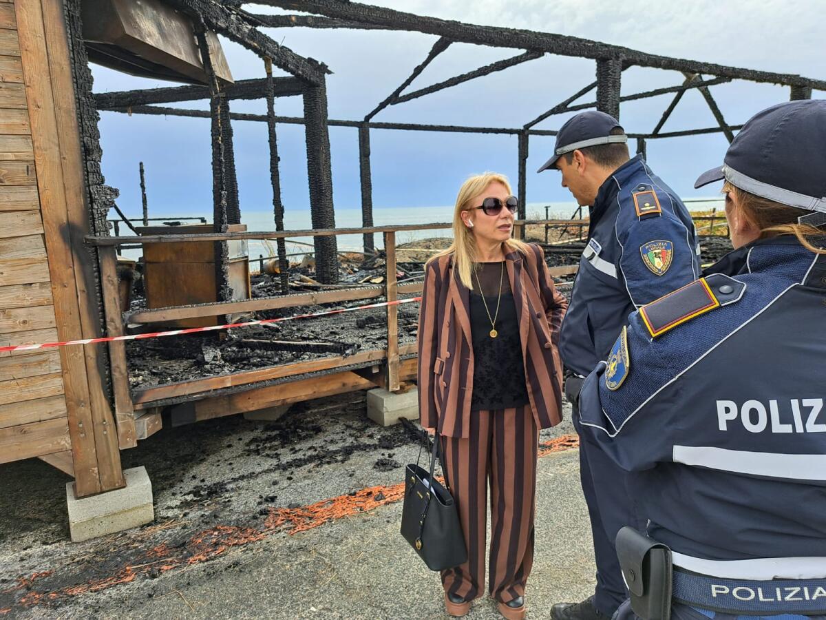 Incontro tra la neo sindaca di Latina, Matilde Celentano, ed i titolari dei chioschi incendiati. Primo sopralluogo sul Lungomare. - 
