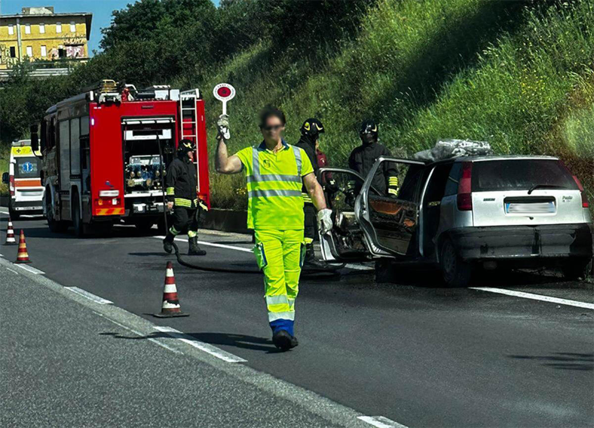 Incidente sulla Pontina con auto in fiamme, tra via dei Rutuli e la Laurentina. Traffico tornato regolare. - 