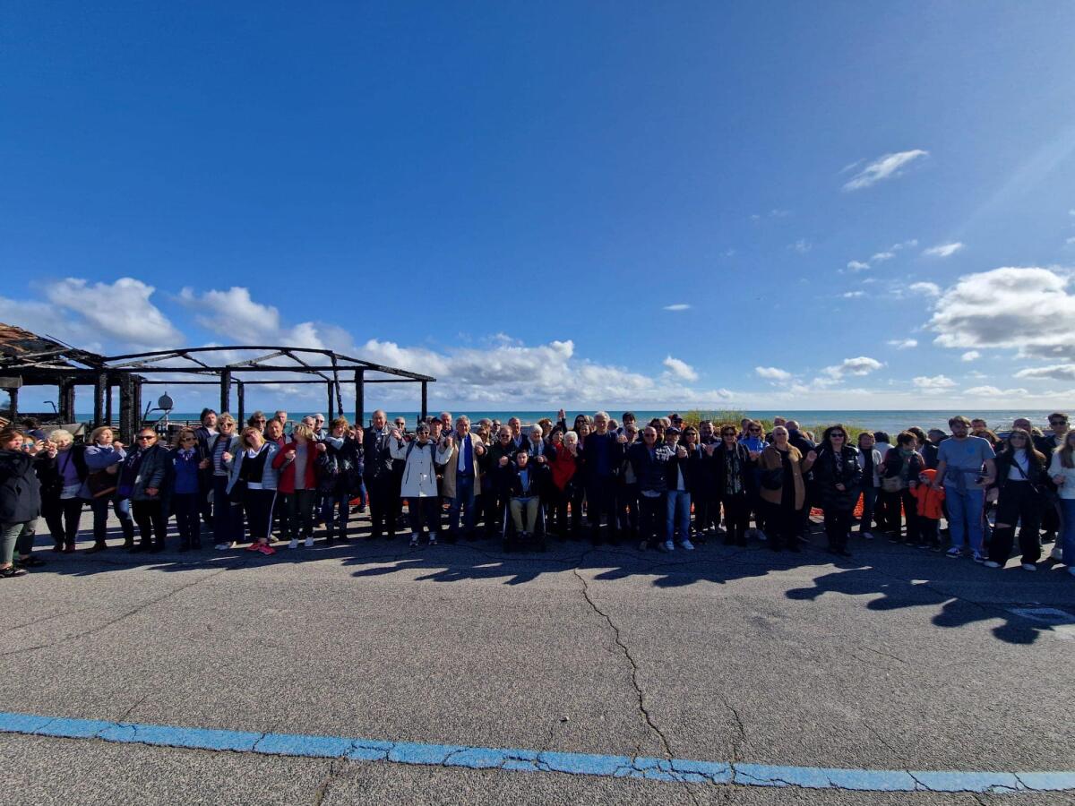 Chioschi in fiamme sul lungomare Latina: flash mob di solidarietà al Lido. "La Regione intervenga a supporto del Comune". - 