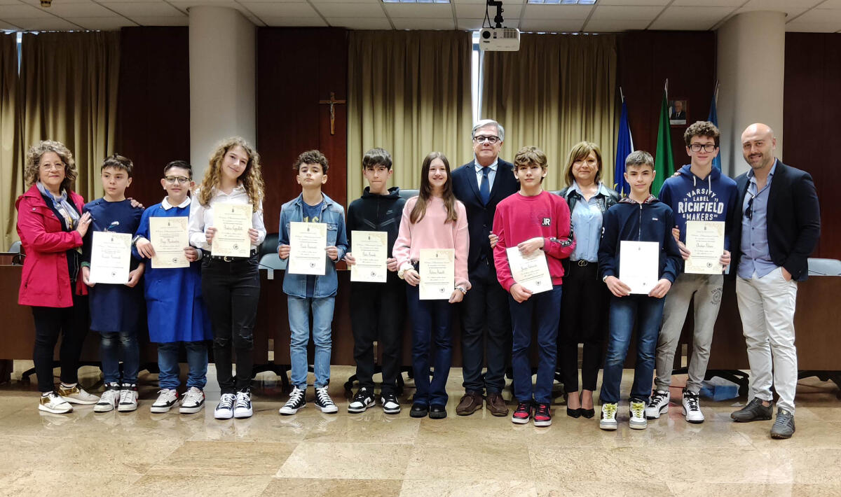 Nove studenti della scuola “Plinio Il Vecchio” di Cisterna alle finali dei Giochi Matematici. Il Sindaco li riceve e si congratula. - 