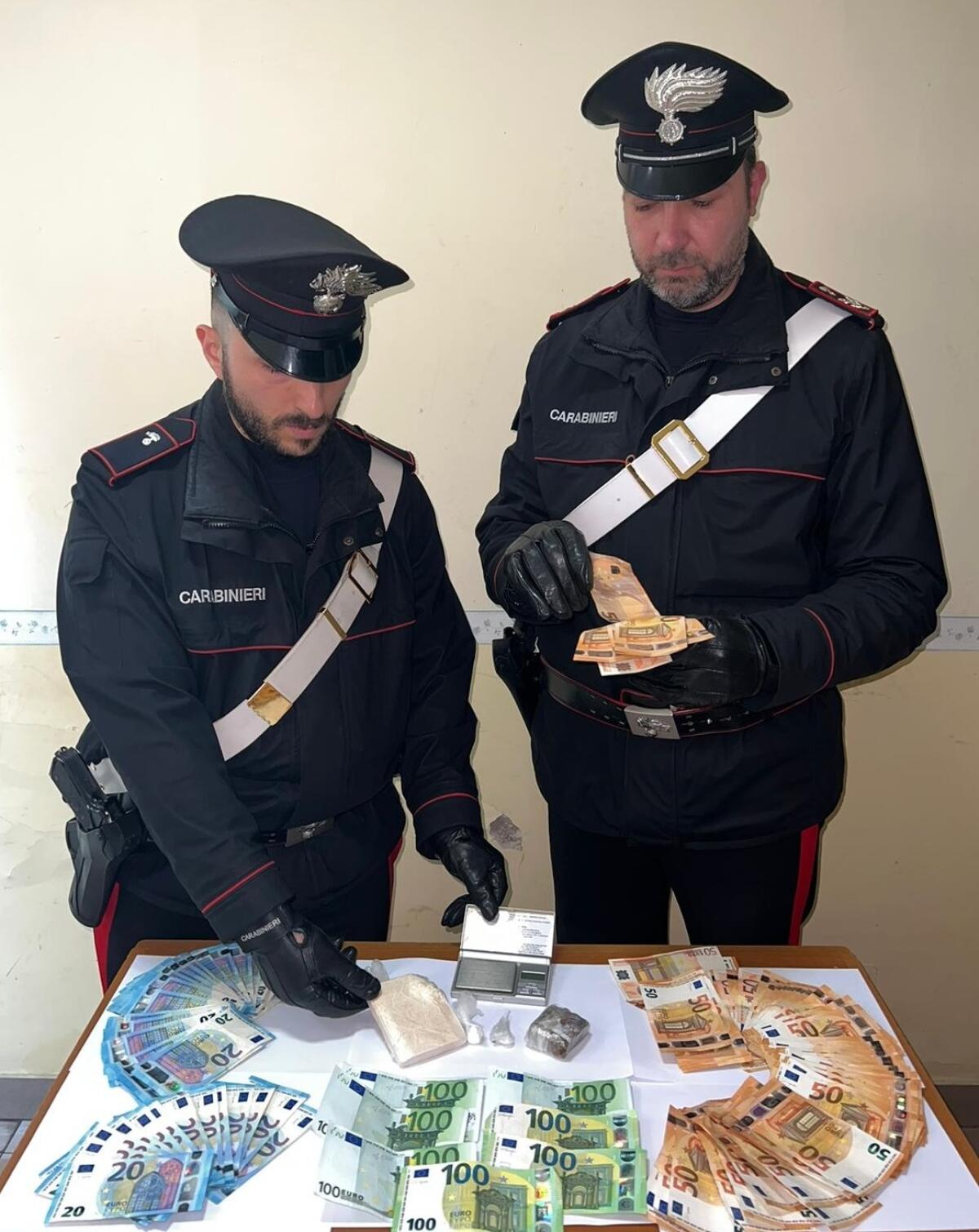 Sorpresi in auto con panetti di hashish e crack e con più di 6mila euro in contanti: i Carabinieri di Pomezia eseguono due arresti. - 