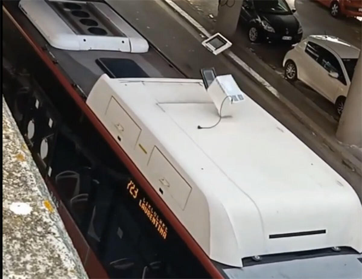 Lanciano un forno a microonde su un autobus a Roma. La Polizia individua e denuncia gli autori. Il VIDEO. - 
