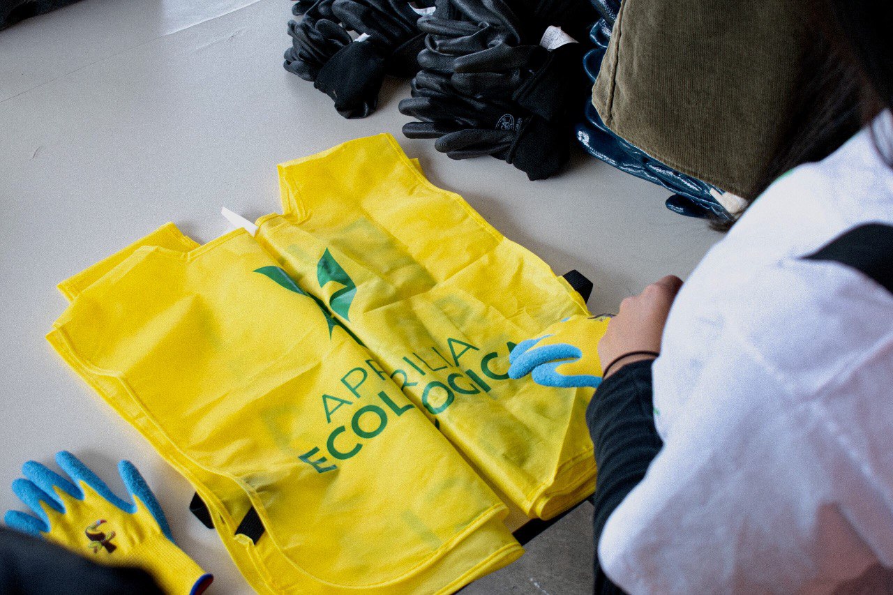 i volontari di "Aprilia Ecologica" in azione al Quartiere Primo