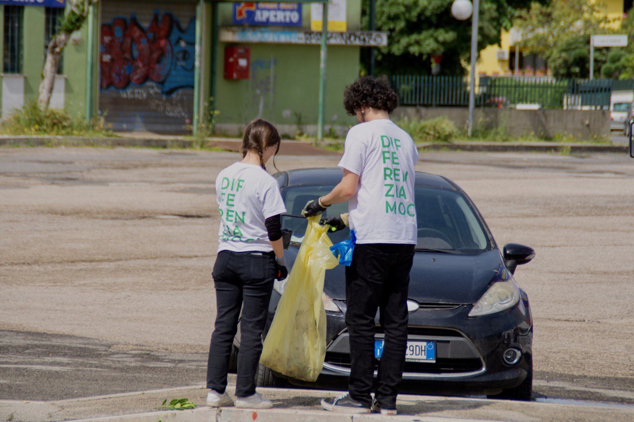 i volontari di "Aprilia Ecologica" in azione al Quartiere Primo