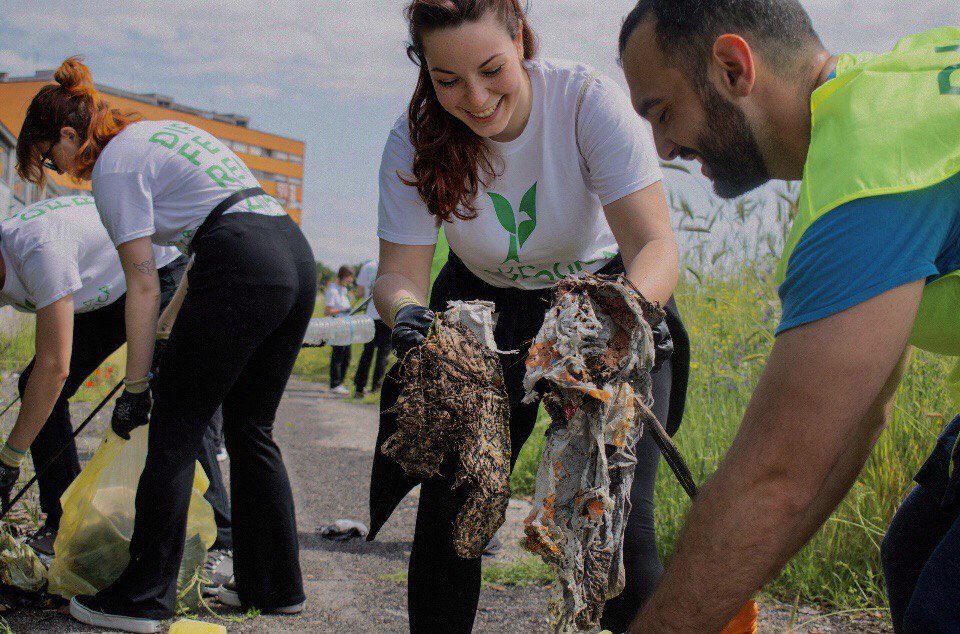 i volontari di "Aprilia Ecologica" in azione al Quartiere Primo
