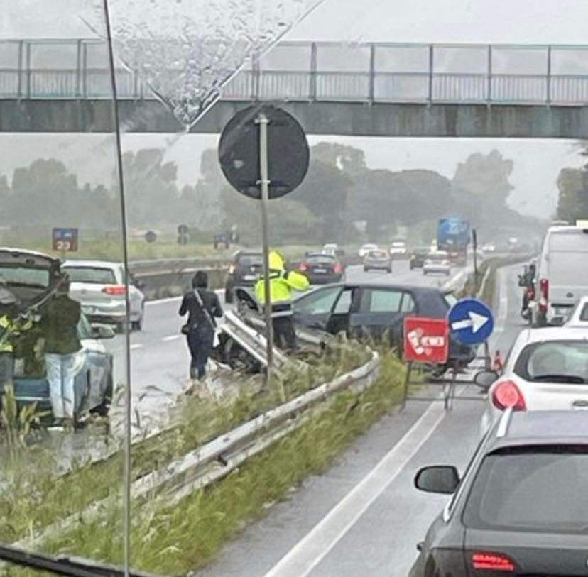 Pontina, auto contro il guardrail (foto dalla pagina Facebook Via Pontina S.R.148)