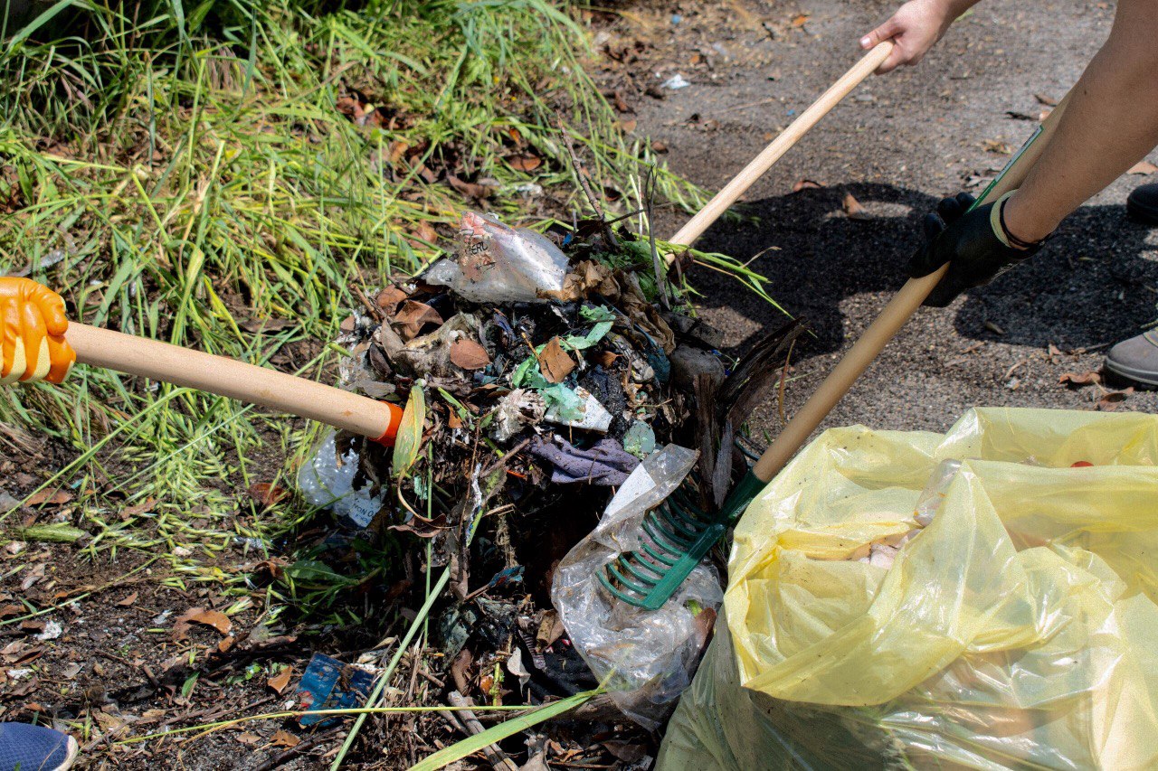 i volontari di "Aprilia Ecologica" in azione al Quartiere Primo