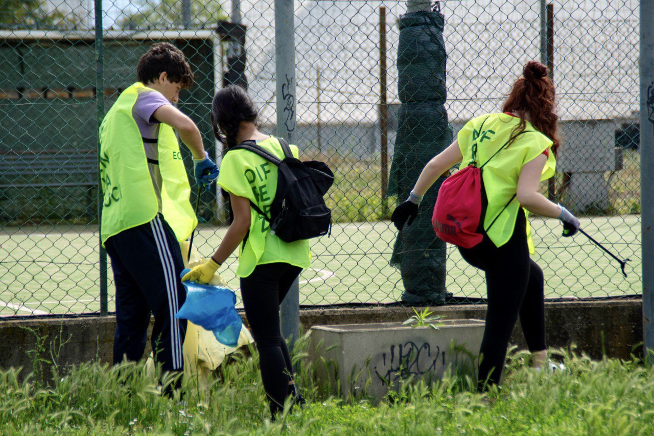 i volontari di "Aprilia Ecologica" in azione al Quartiere Primo