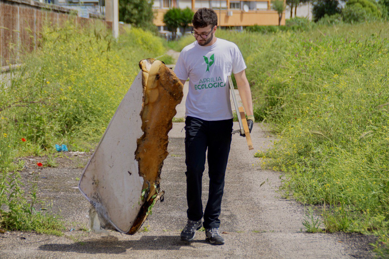 i volontari di "Aprilia Ecologica" in azione al Quartiere Primo
