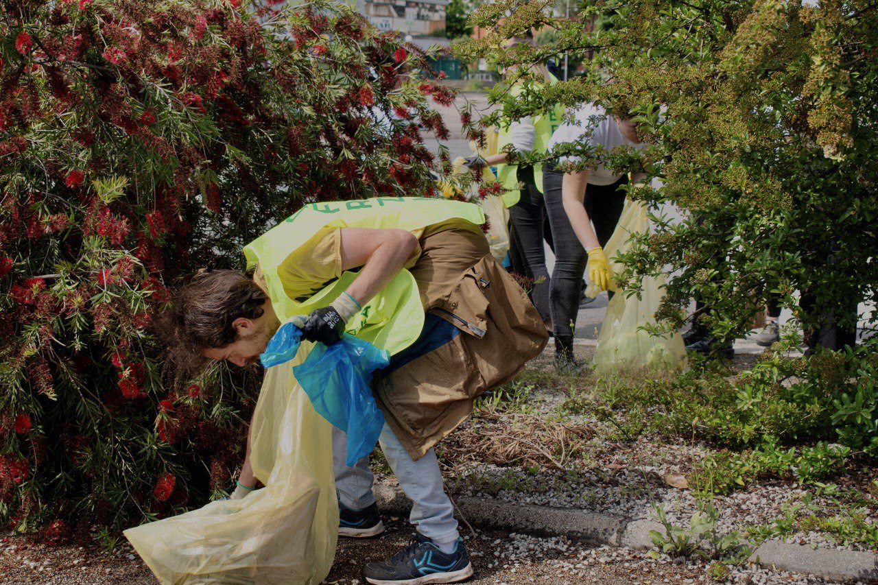 i volontari di "Aprilia Ecologica" in azione al Quartiere Primo