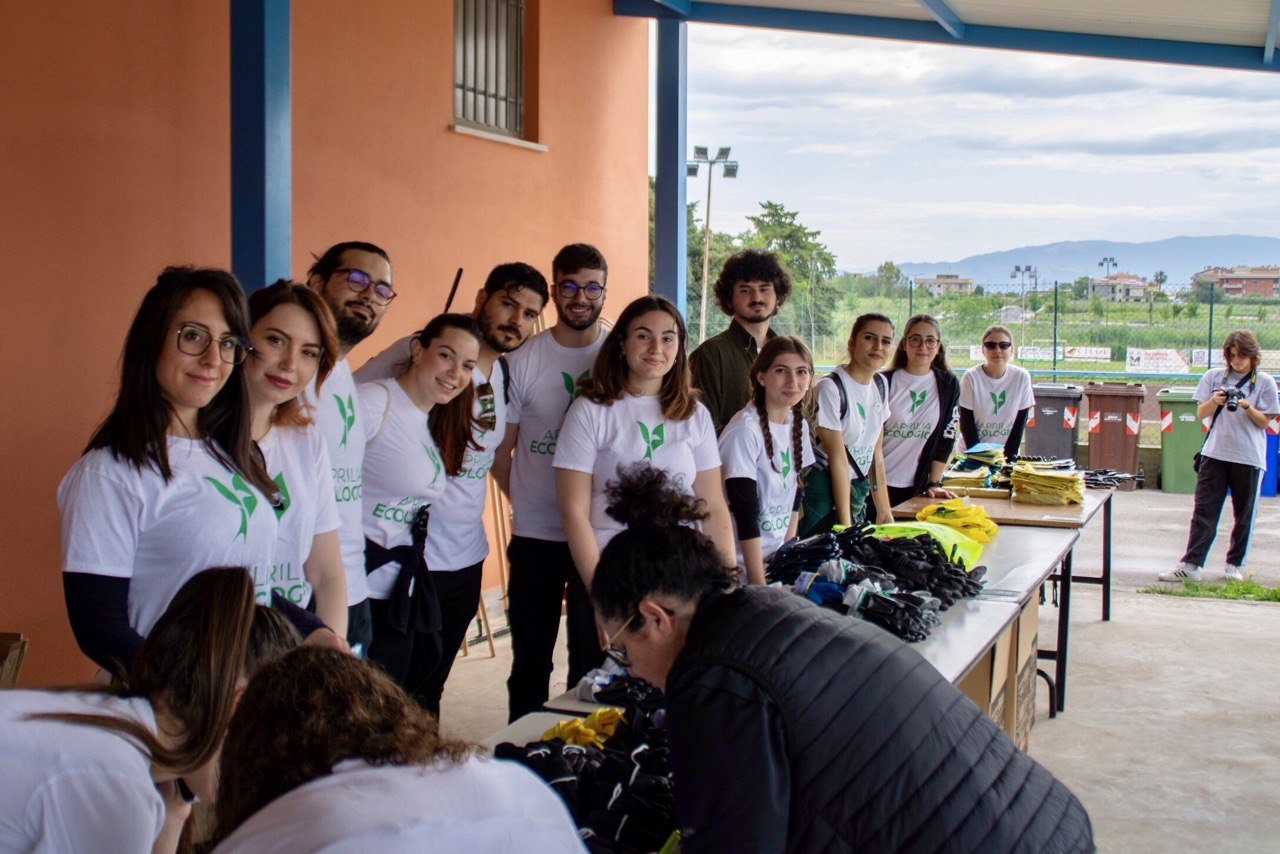 i volontari di "Aprilia Ecologica" in azione al Quartiere Primo