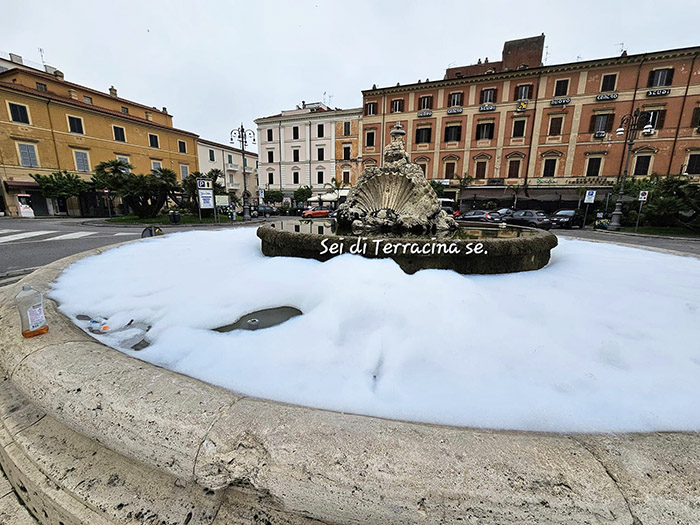 la Fontana di Piazza della Repubblica, a Terracina (foto della pagina Facebook “Sei di Terracina Se.)
