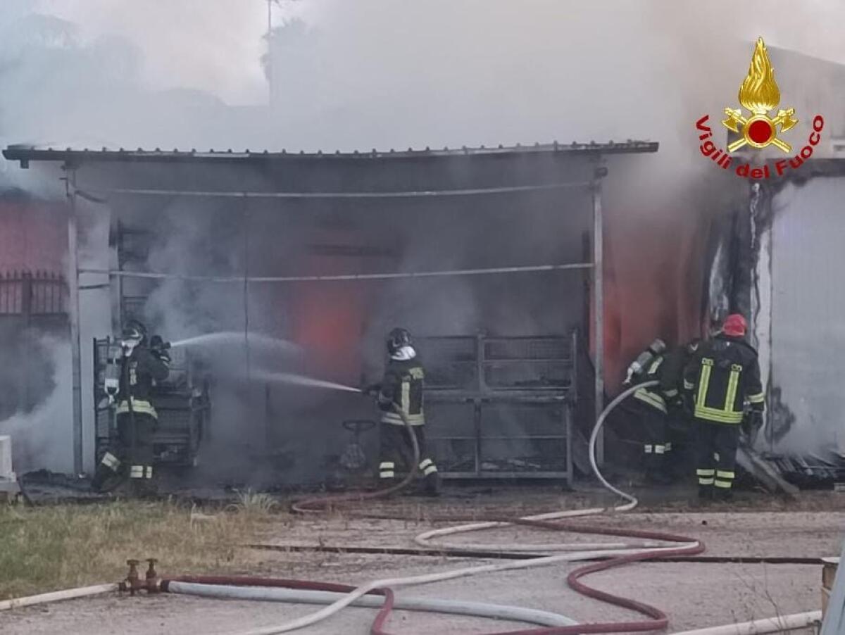 Latina - A fuoco un capannone. Intervento all'alba di questa mattina - 