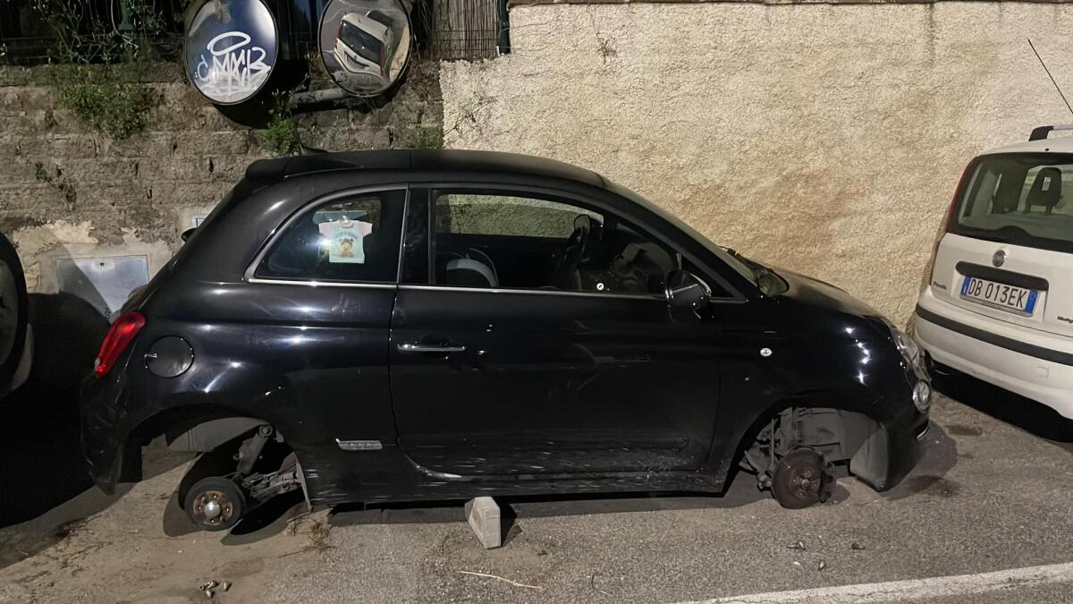 Stazione di Campoleone, troppi furti sulle auto. Pendolari e residenti furiosi: "Problema da risolvere, non se ne può più" - 