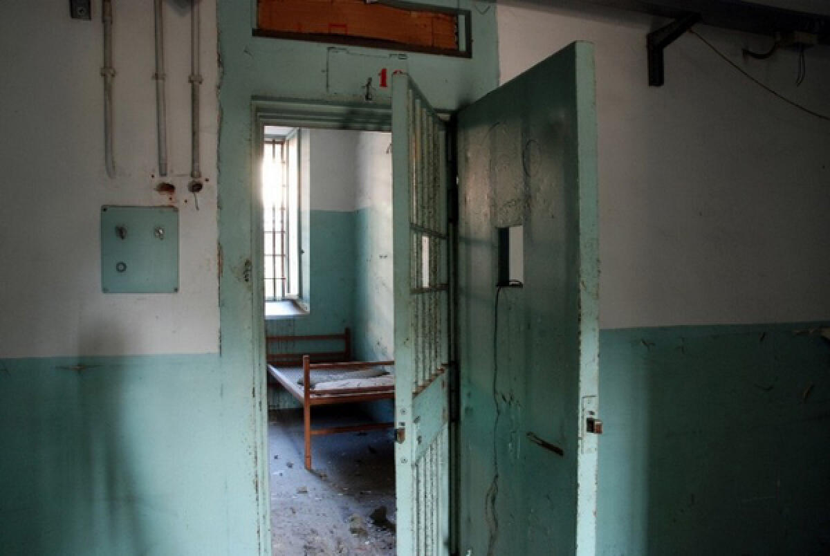 Dà una testata a un agente di Polizia penitenziaria di regina Coeli e gli rompe il setto nasale: è il detenuto evaso dal carcere di Latina - 