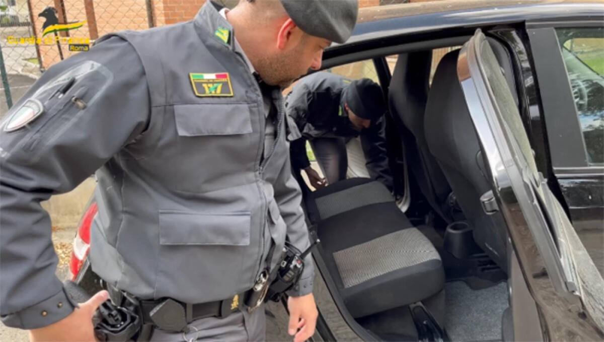 “Corriere” intercettato dalla Finanza lungo la via del Mare con un chilo di cocaina in auto. - 