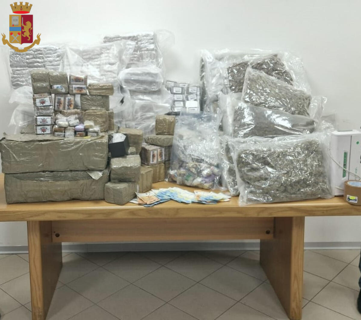Duro colpo alla rete di spaccio di Roma sud e dei Castelli Romani: la Polizia sequestra 231 Kg di droga e arresta un 27enne. - 