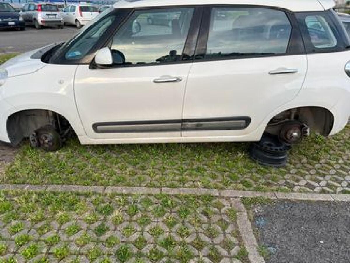 Ancora furti di pneumatici alle auto in sosta alle stazioni di Aprilia e Campoleone - 