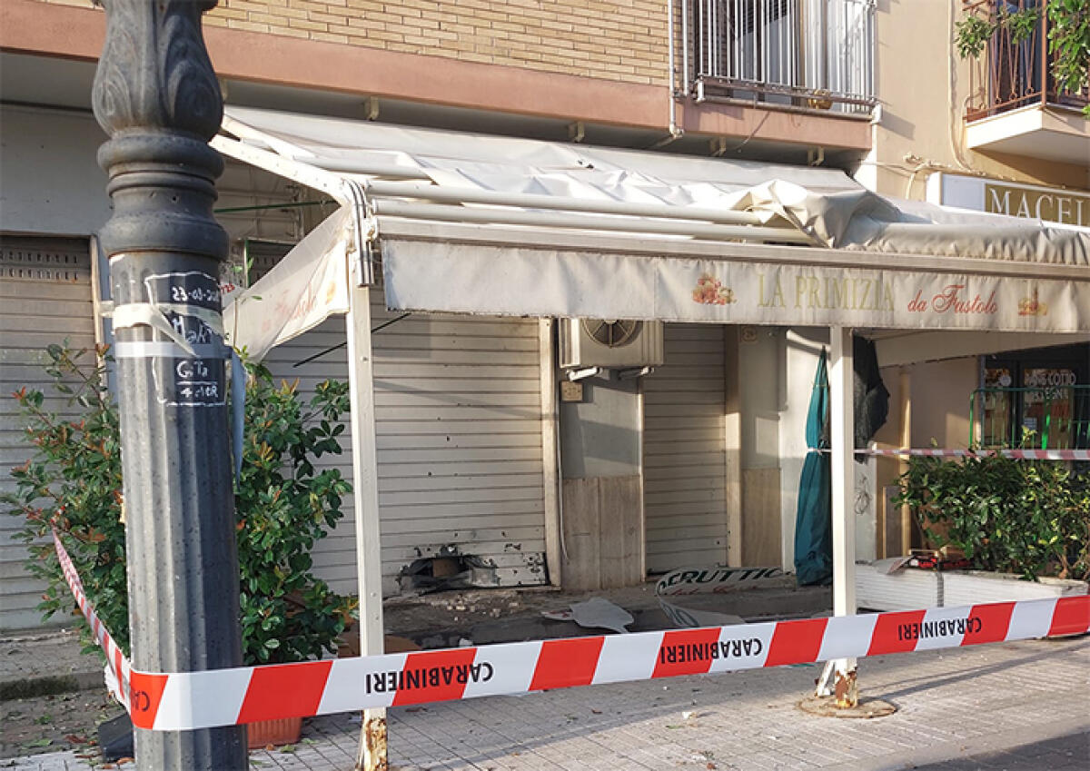 L’esplosione di un ordigno all’alba danneggia la serranda di una frutteria a Formia. - 
