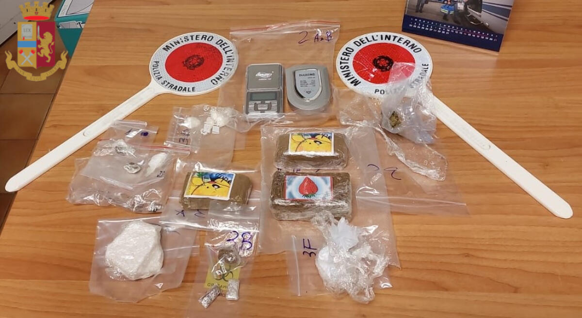 Riciclaggio di auto rubate e detenzione di droga: la Polizia Stradale di Albano arresta madre e figlio e denuncia una terza persona. - 