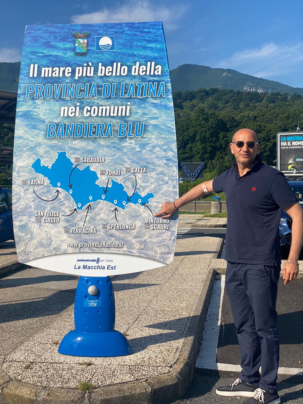La Provincia di Latina fa installare dei cartelloni sulle autostrade  per promuovere i Comuni pontini che hanno ottenuto la Bandiera Blu. - 