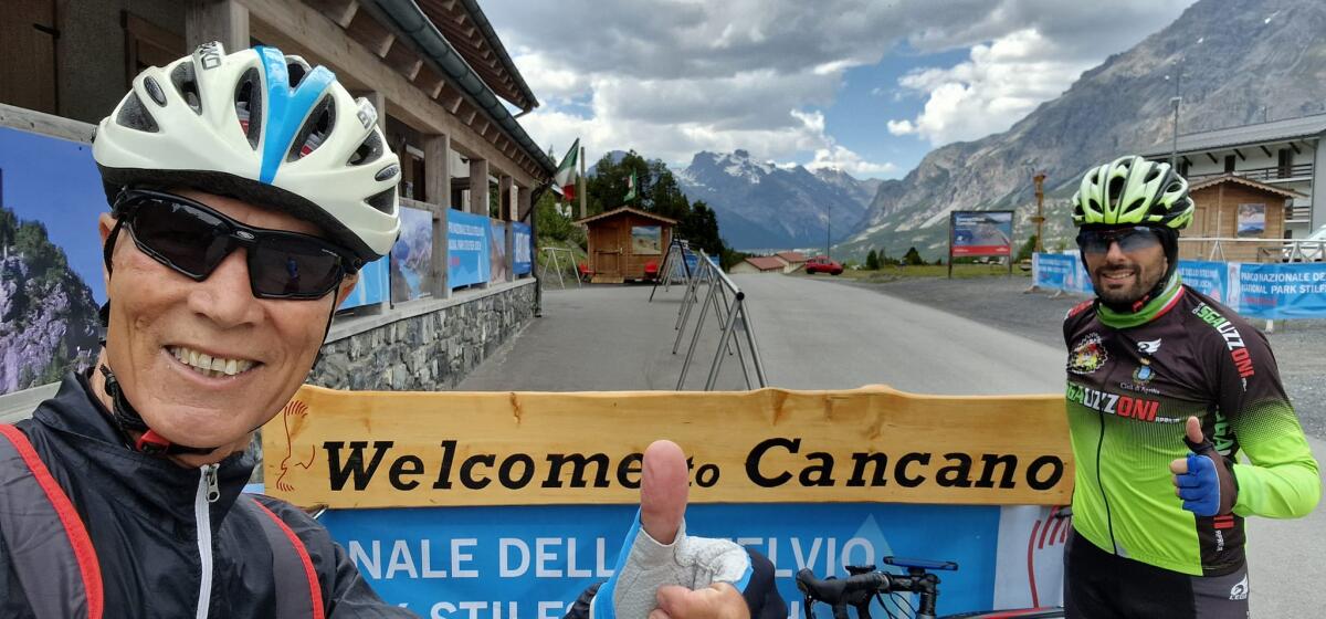 Ad Aprilia nasce l'idea di un'uscita epica in bici, in due percorrono i Passi della Valtellina - 
