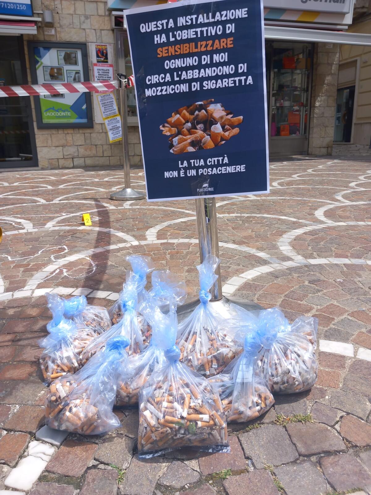Pulizia del centro di Latina grazie a Plastic Free: raccolti 2 chili di mozziconi di sigaretta - 