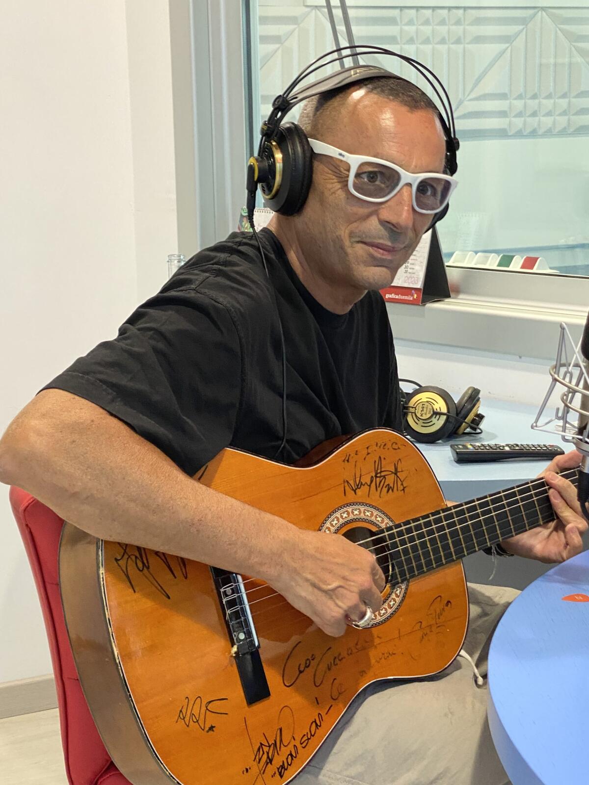 Alex Britti a Studio 93: "Non so stare senza suonare, uso la musica per raccontare me stesso" - 