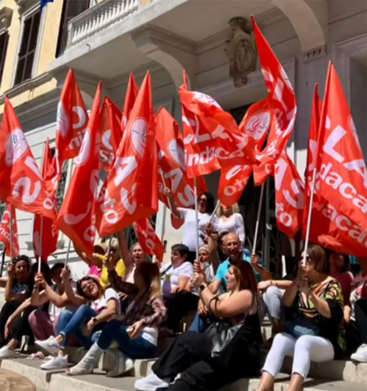 Lavoratori del servizio mensa a rischio, sciopero sotto al Comune di Anzio: "Vogliamo tutele" - 