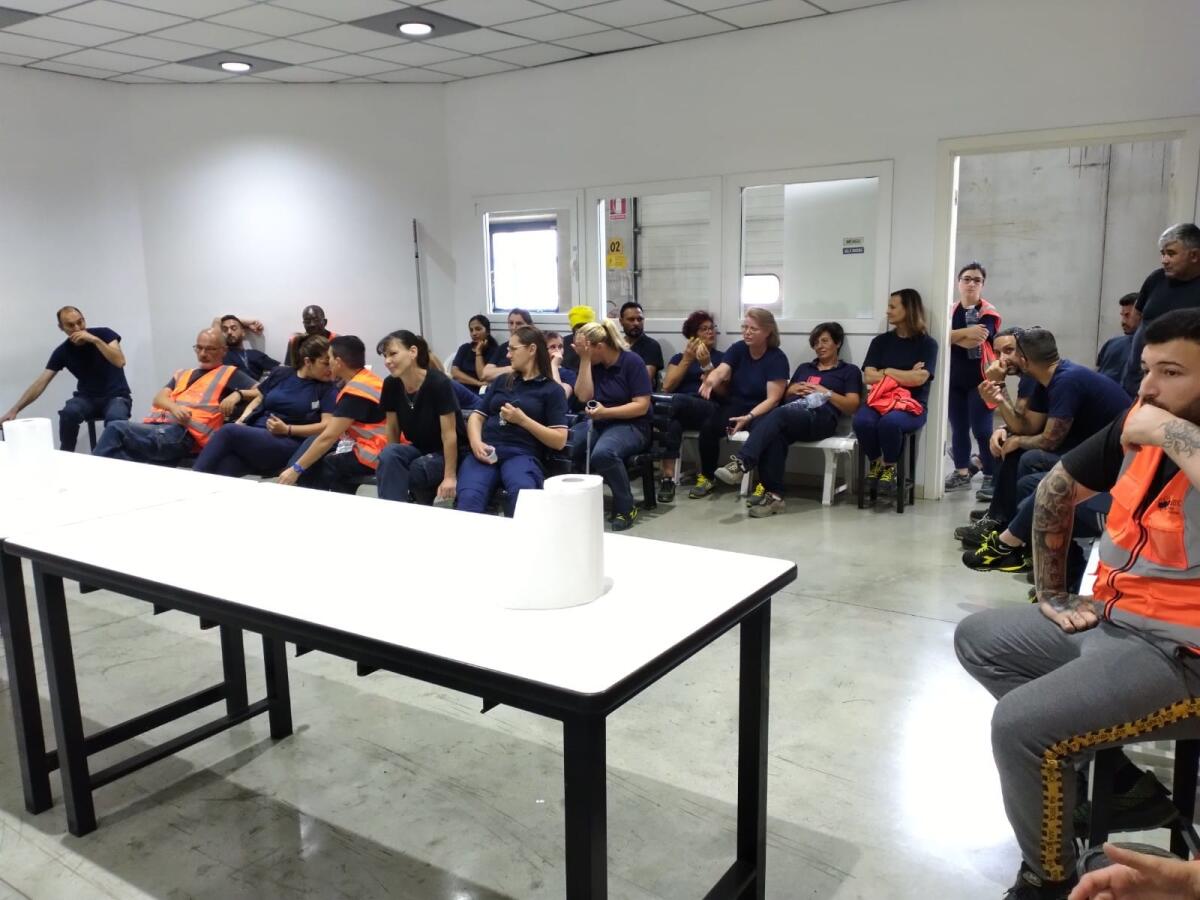 Aprilia - Hclog conferma i 160 licenziamenti e la chiusura del magazzino, l'Usb: "Puntiamo alla cassa integrazione per 24 mesi" - 