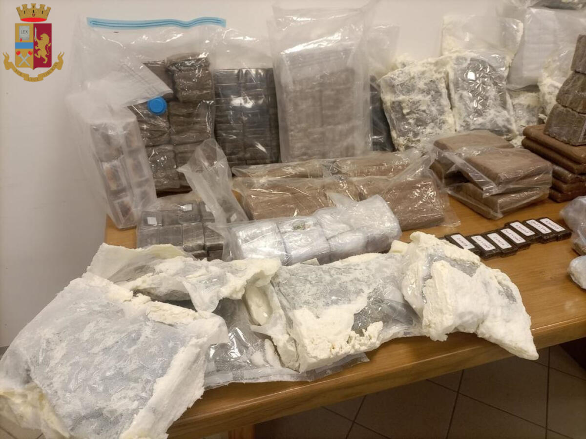 La Questura di Roma sequestrati oltre 100 kg di droga tra cocaina, hashish e marijuana. Un 23enne finisce in manette. - 