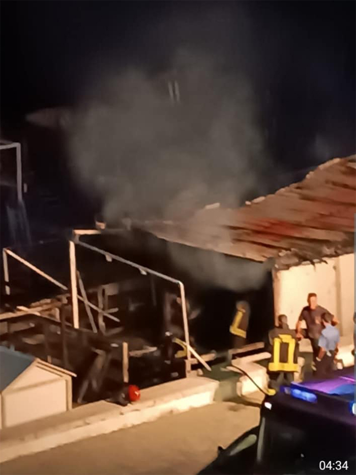 l'incendio all'ex Bodeguita di Anzio (foto di Lina Giannino)