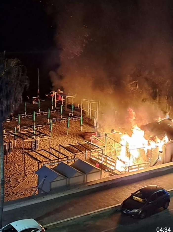 l'incendio all'ex Bodeguita di Anzio (foto di Lina Giannino)