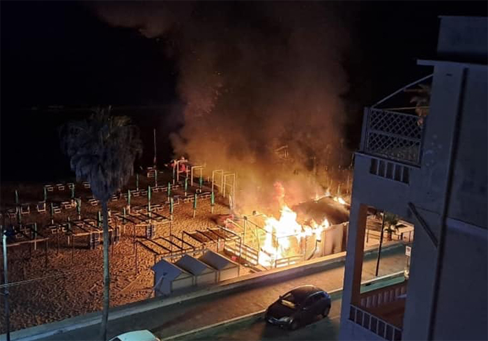 l'incendio all'ex Bodeguita di Anzio (foto di Lina Giannino)