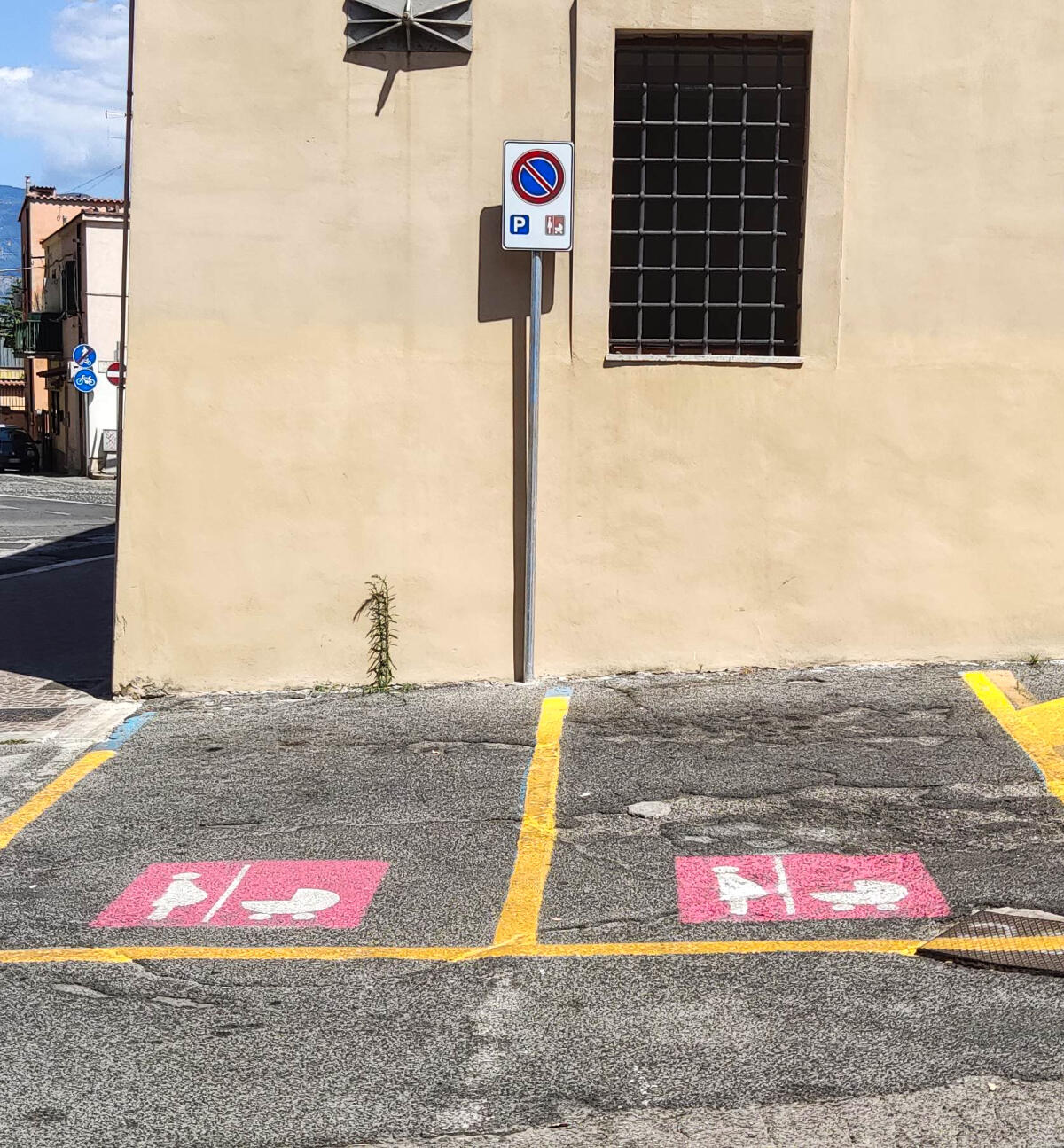Attivi i “parcheggi rosa” a Cisterna: i primi 42 stalli riservati a donne incinta e genitori di bambini fino a due anni di età - 