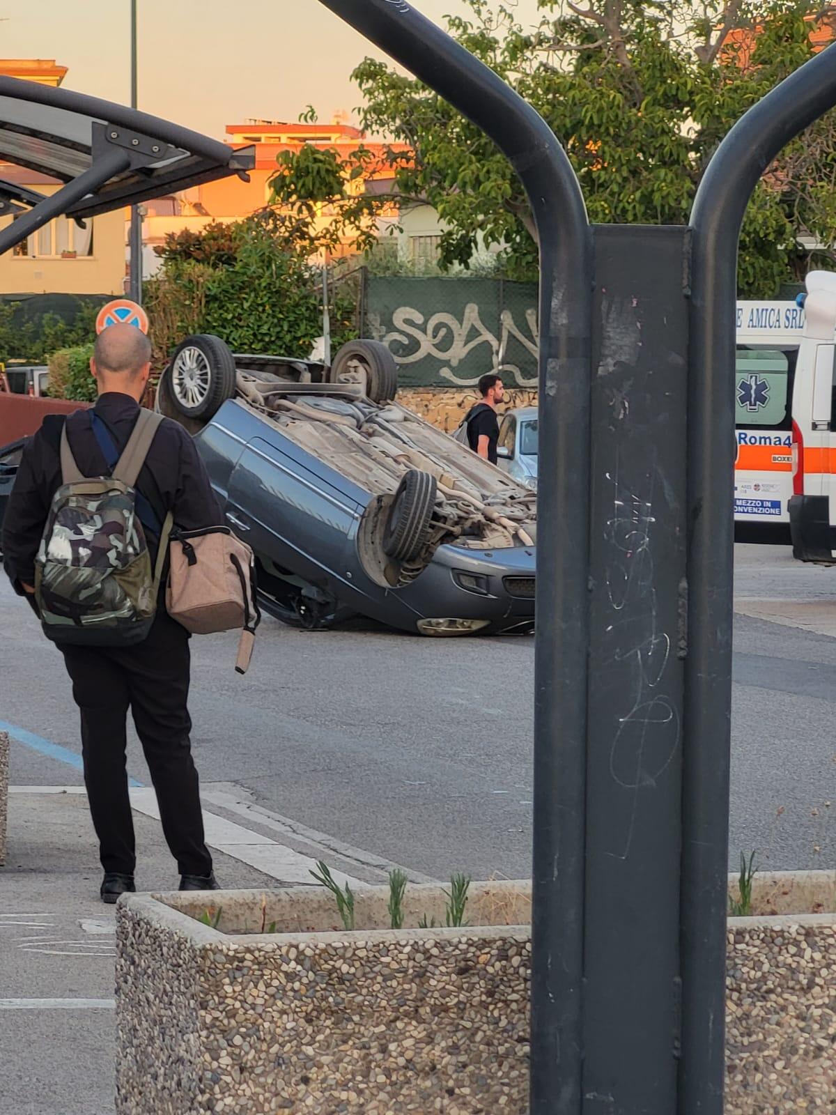 Auto si ribalta su via della Stazione ad Aprilia - 