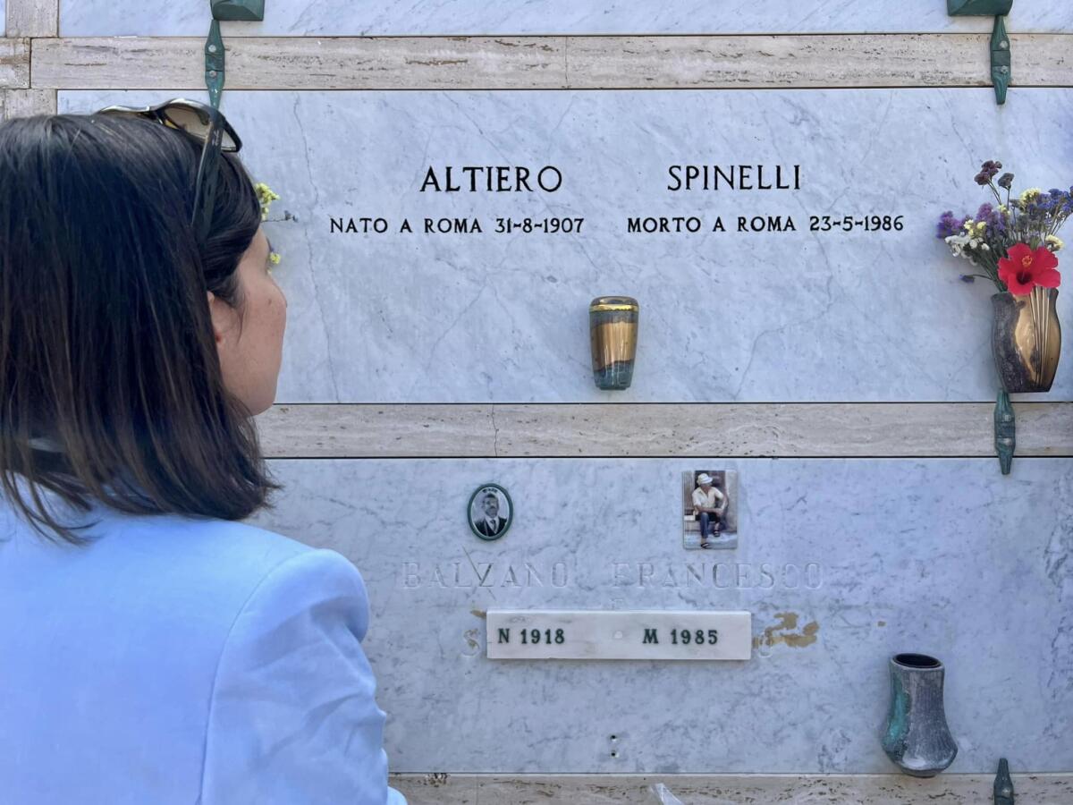 Elly Schlein, a Ventotene con la segreteria nazionale del Pd, omaggia la tomba di Spinelli. - 