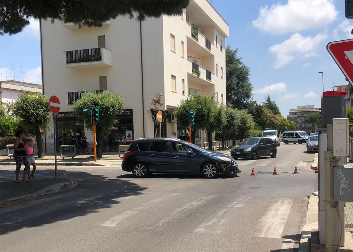 Semaforo fuori uso da giorni all’incrocio tra via Costantino e via Augusto, ad Aprilia: oggi ci è “scappato” l’incidente. - 