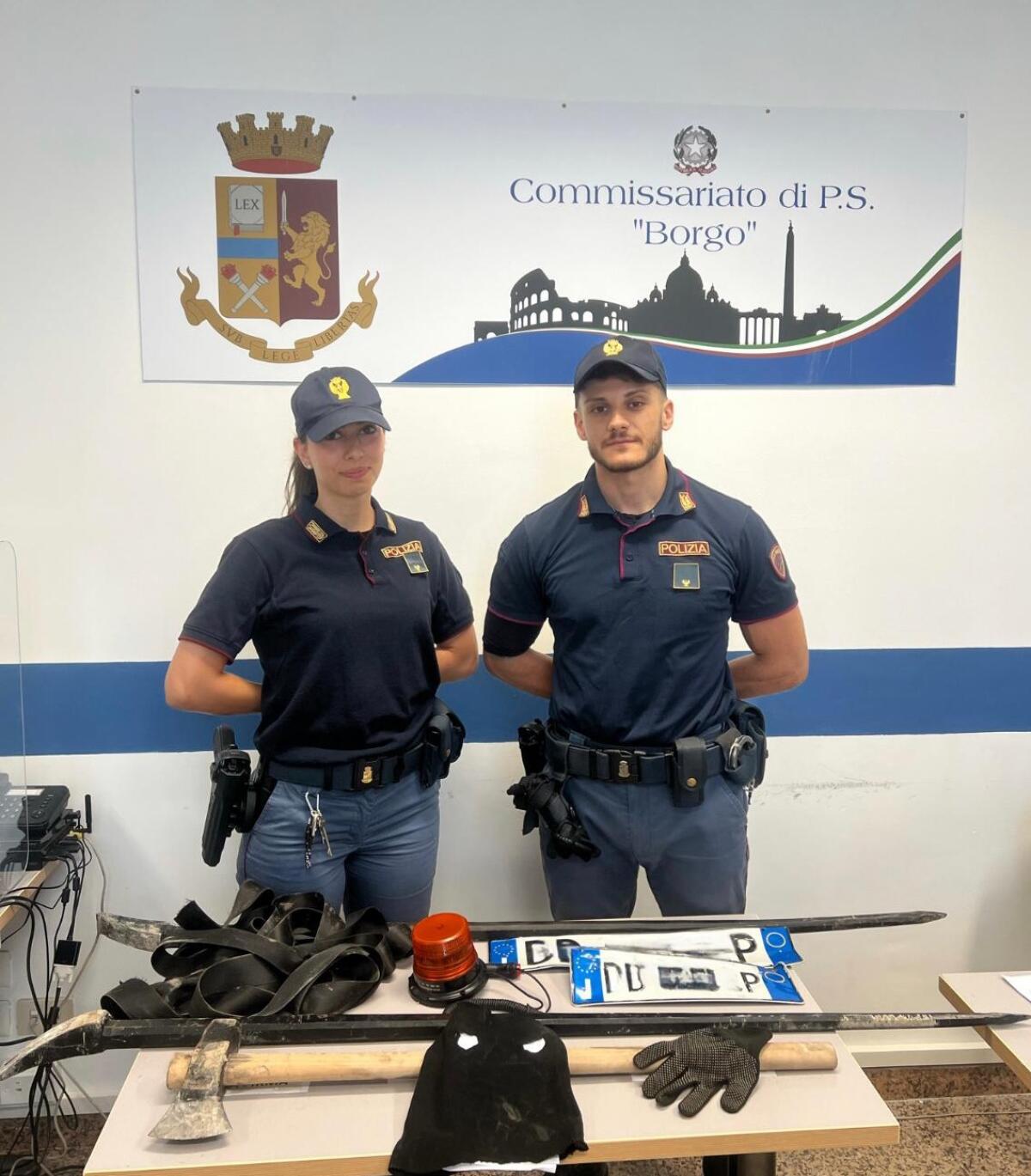 Piede di porco e ascia per portare via l'intera cassa bancomat. Arrestato un 32enne - 